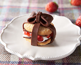 苺とクッキーのプレゼントケーキ